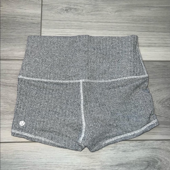 lululemon wunder under HR 2.5 short - Picture 2 of 2